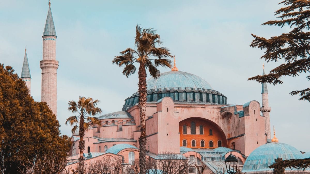 Ayasofya Tarihi Yolculuk Imparatorluklardan Gunumuze Kulturel Degisim min
