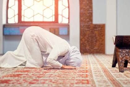 Kadınlar çıplak ayakla namaz kılabilirler mi?