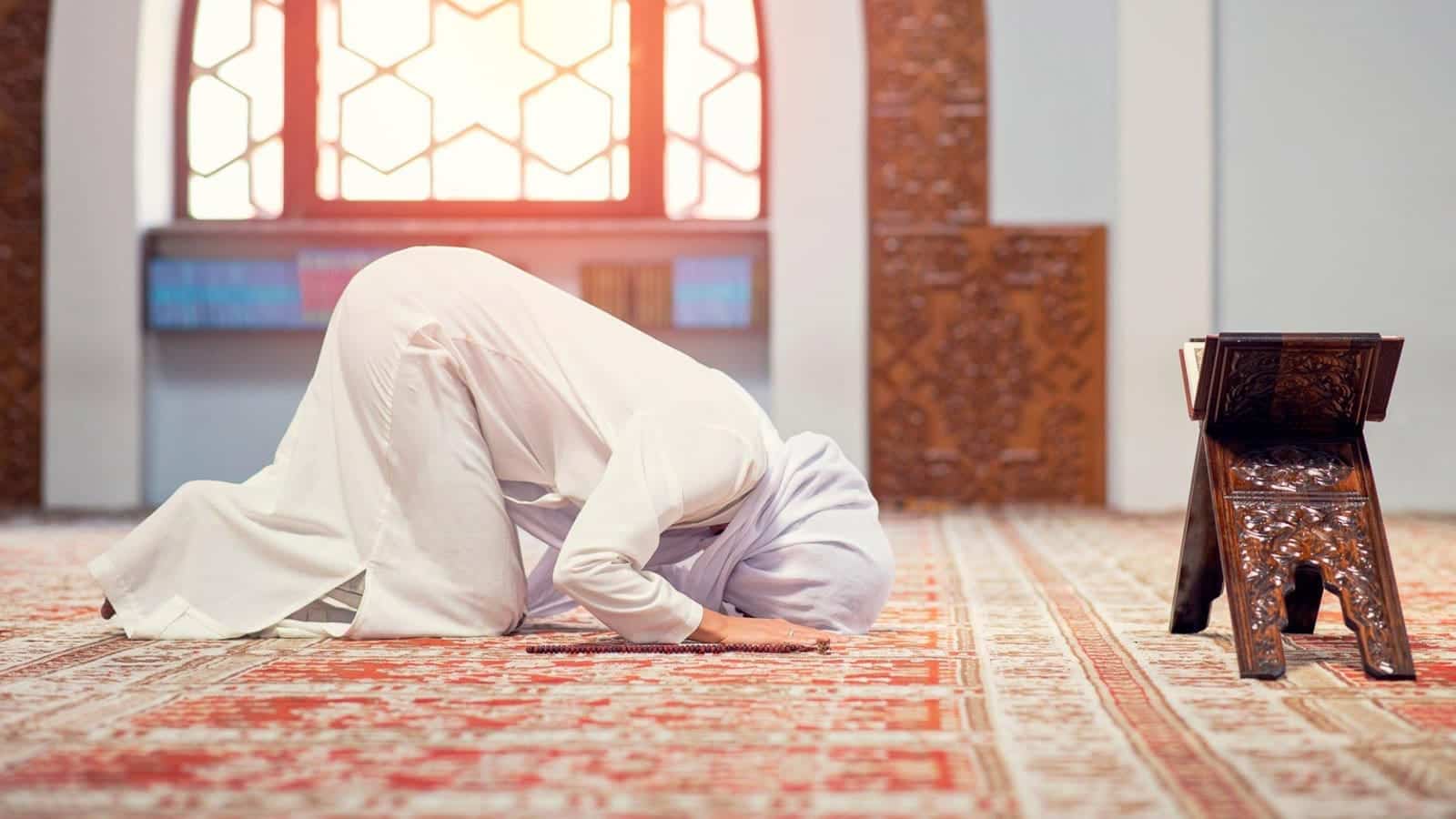 Kadınlar çıplak ayakla namaz kılabilirler mi?