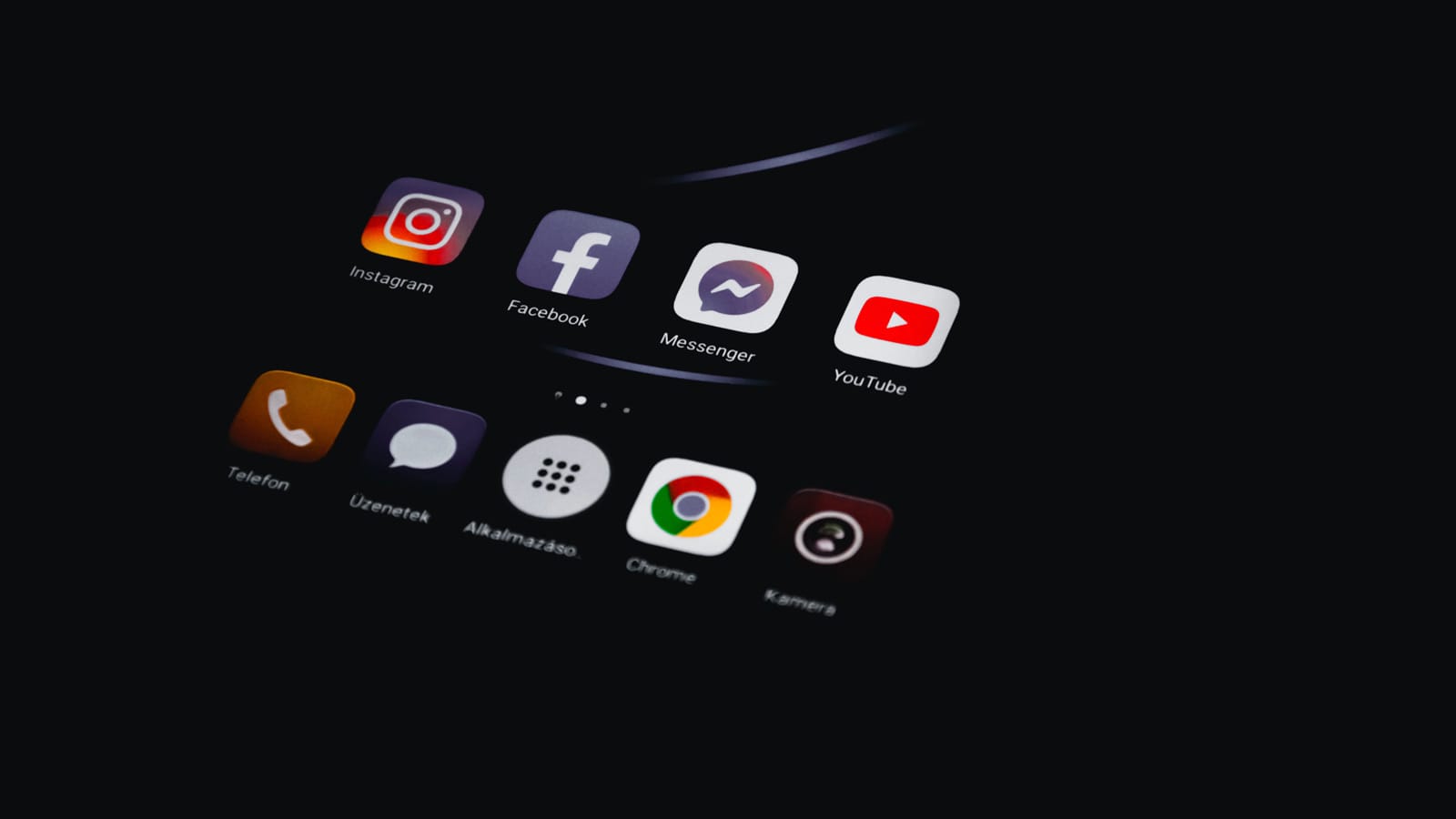 Sosyal Medya'ya Bakın: Instagram, Twitter ve Facebook'ta Etkili Bir Profil