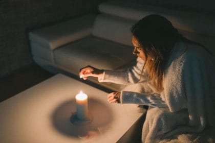 Rüyada Mum Işığında Oturmak