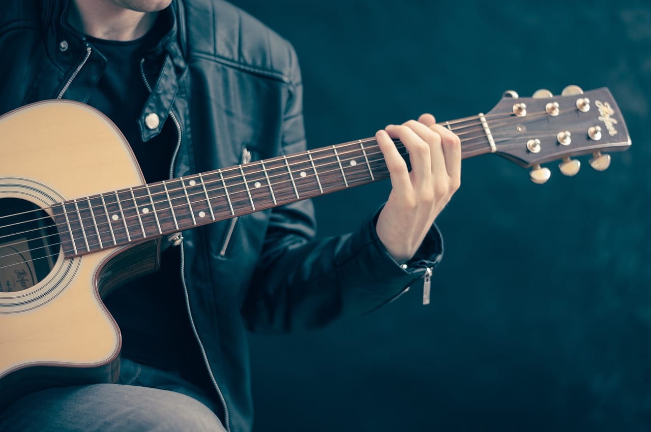 Gitar Çalmak